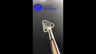 Componente triangular de zafiro personalizado con orificio pasante de alta precisión