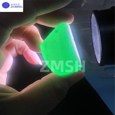 Sapphire crudo en verde de color elegante cultivado en laboratorio para aplicaciones de joyería